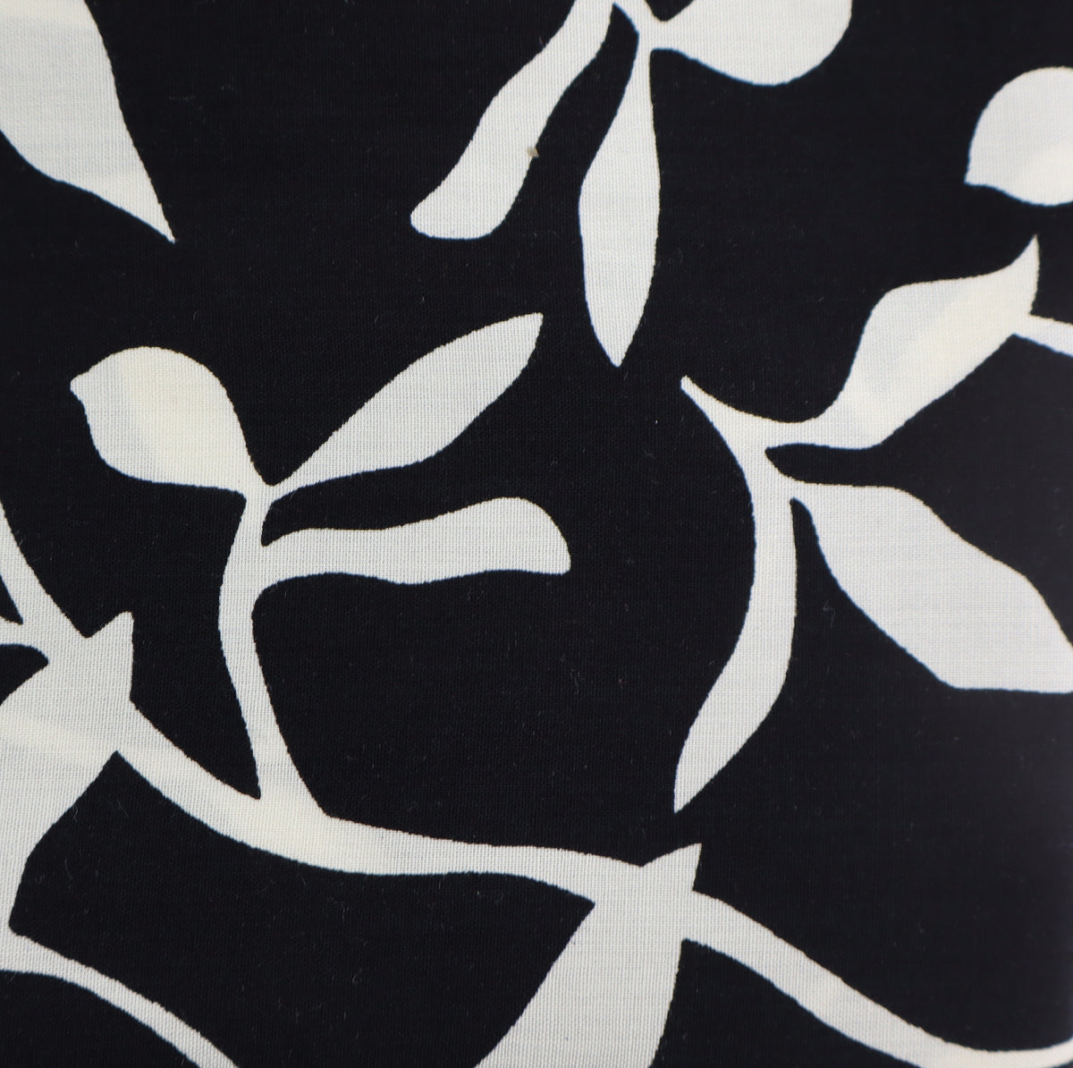 schwarz weisse Blüten Viskose-Satin